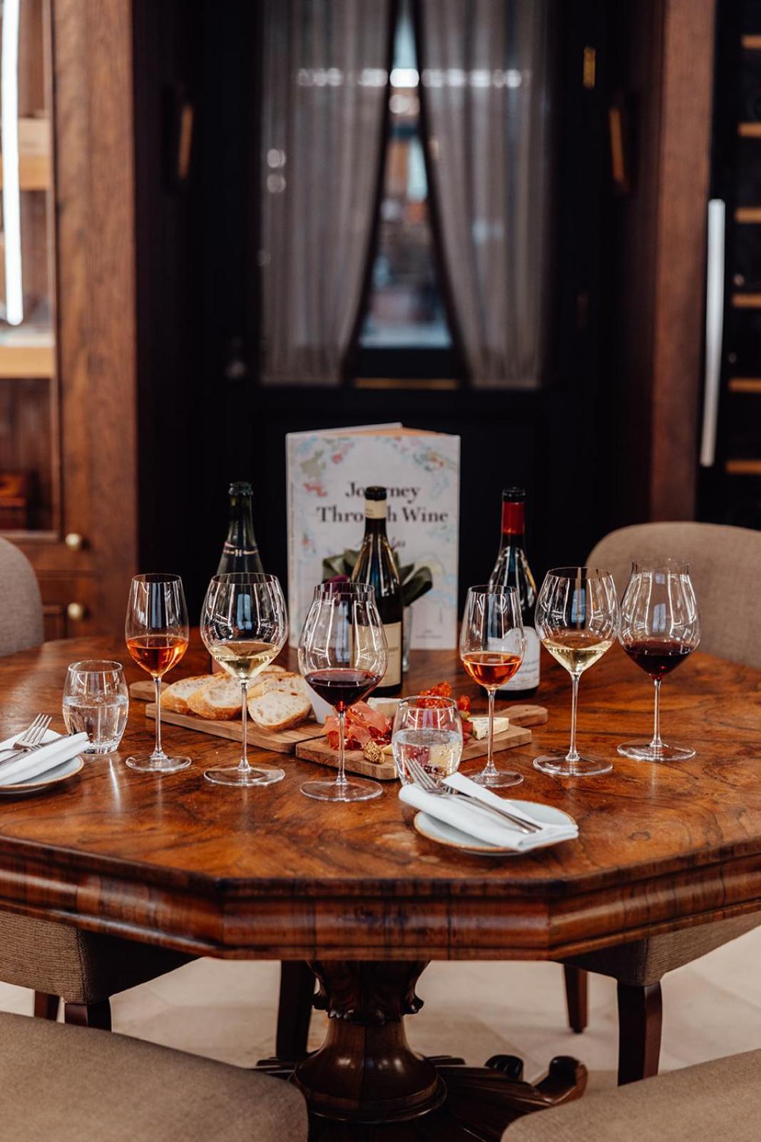 מיינות' Carton House A Fairmont Managed Hotel מראה חיצוני תמונה Wine tasting at the Three Wine